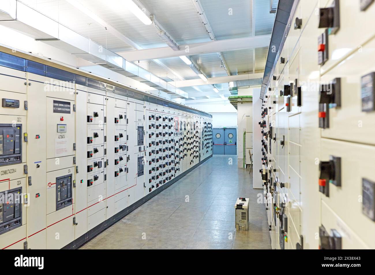 Panoramica bassa tensione, cablaggio, quadri elettrici, ospedale Donostia, San Sebastian, Gipuzkoa, Paesi Baschi, Spagna Foto Stock