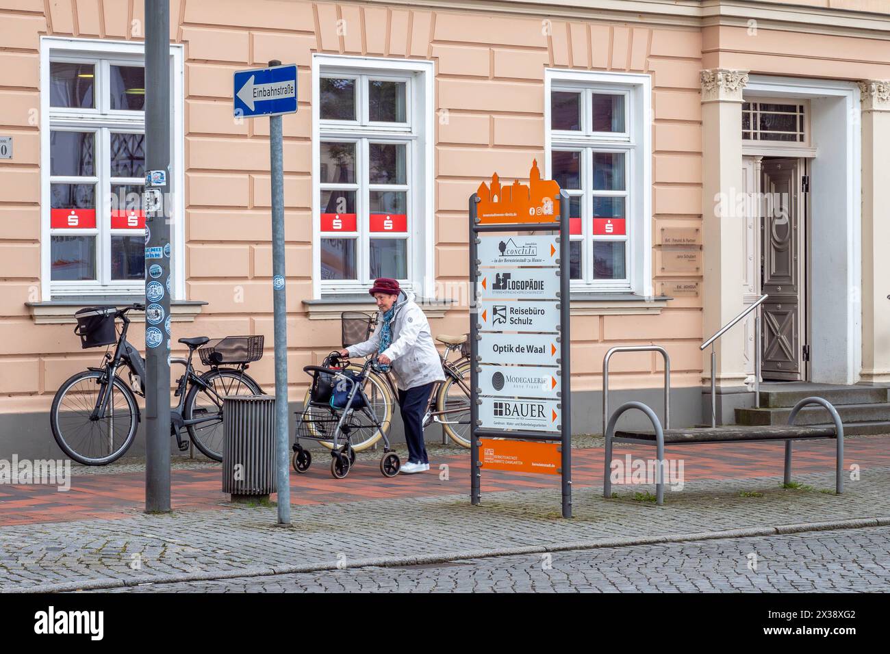 Wegweiser bieten Orientierung in der Innenstadt - 25.04.2024: Symbolbild: Gegen das Ladensterben in den Innenstädten: Lokal denken, lokal kaufen Eine neue Wegweiser-Aktion vom Innenstadtverein Ribnitz-Damgarten, gebaut und installiert von NordDesign für das Zentrum der Bernsteinstgarten Ribentrum der Bernsteinstgarten, Damgarten, Dambentil, Damgarten, Dambenten Rippanil, Dambentil Orienten Rippen Ribenten Ribentierten, Damgarten, Damgarten. 25.04.2024 Ribnitz-Damgarten am Markt Meclemburgo-Vorpommern Deutschland *** i cartelli forniscono l'orientamento nel centro della città 25 04 2024 immagine simbolica contro i negozi morenti nei centri della città pensare locale, acquistare locale Un nuovo cartello Foto Stock