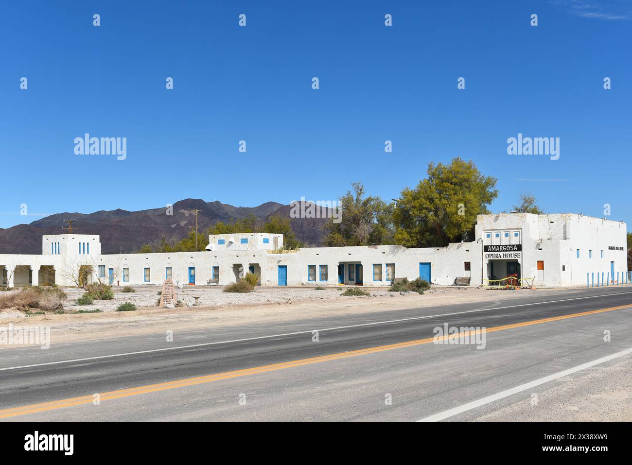 DEATH VALLEY JUNCTION - 14 aprile 2024: Amargosa Opera House e Hotel edificio storico e centro culturale vicino al Parco Nazionale della Death Valley. Foto Stock