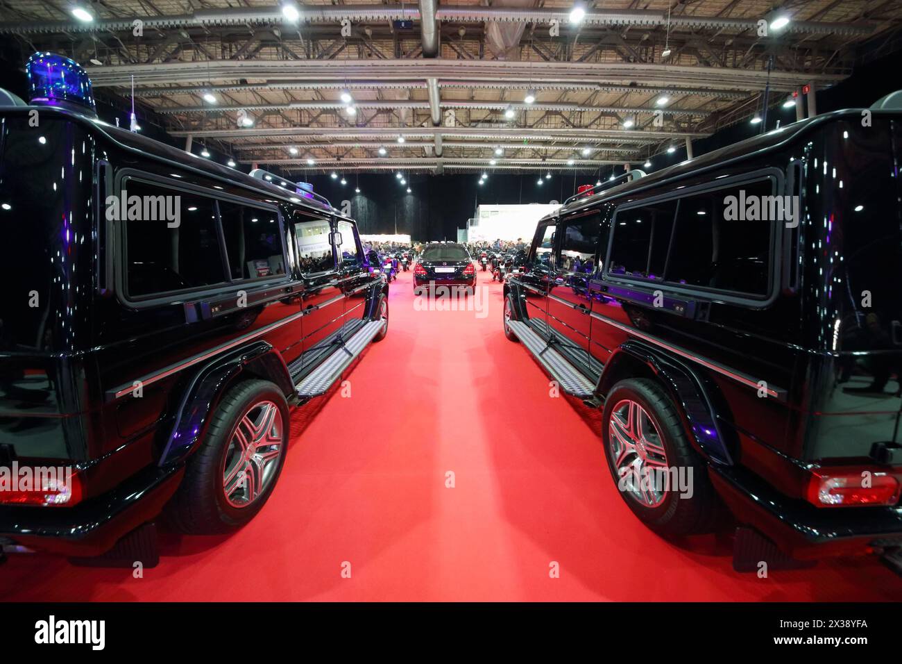 MOSCA - 07 Mar 2016: Garage di funzioni speciali per auto di alta classe alla mostra Oldtimer-Gallery nel centro espositivo Sokolniki. E' solo uno dentro Foto Stock