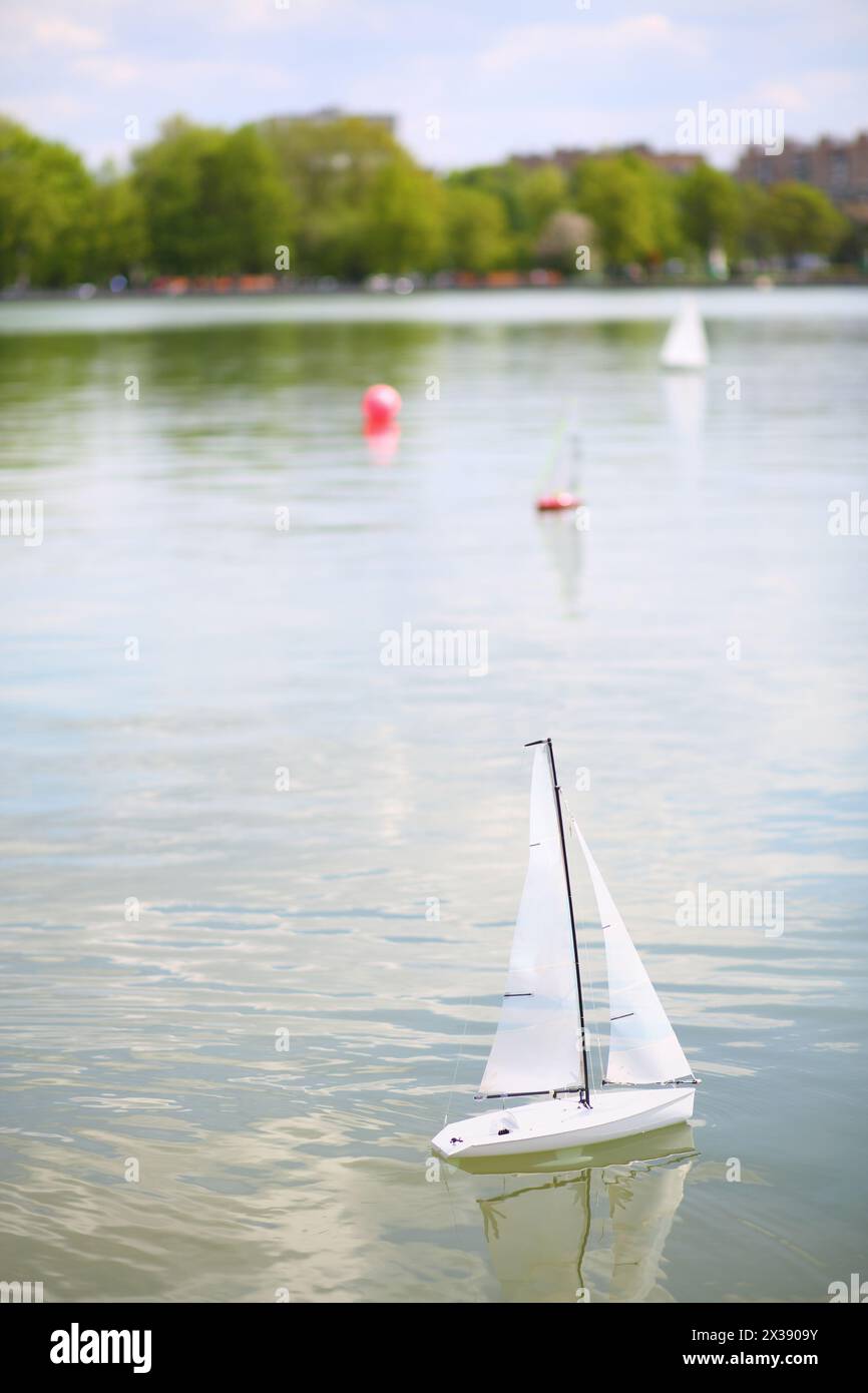 Barca bianca radiocomandata sull'acqua, primo piano Foto Stock