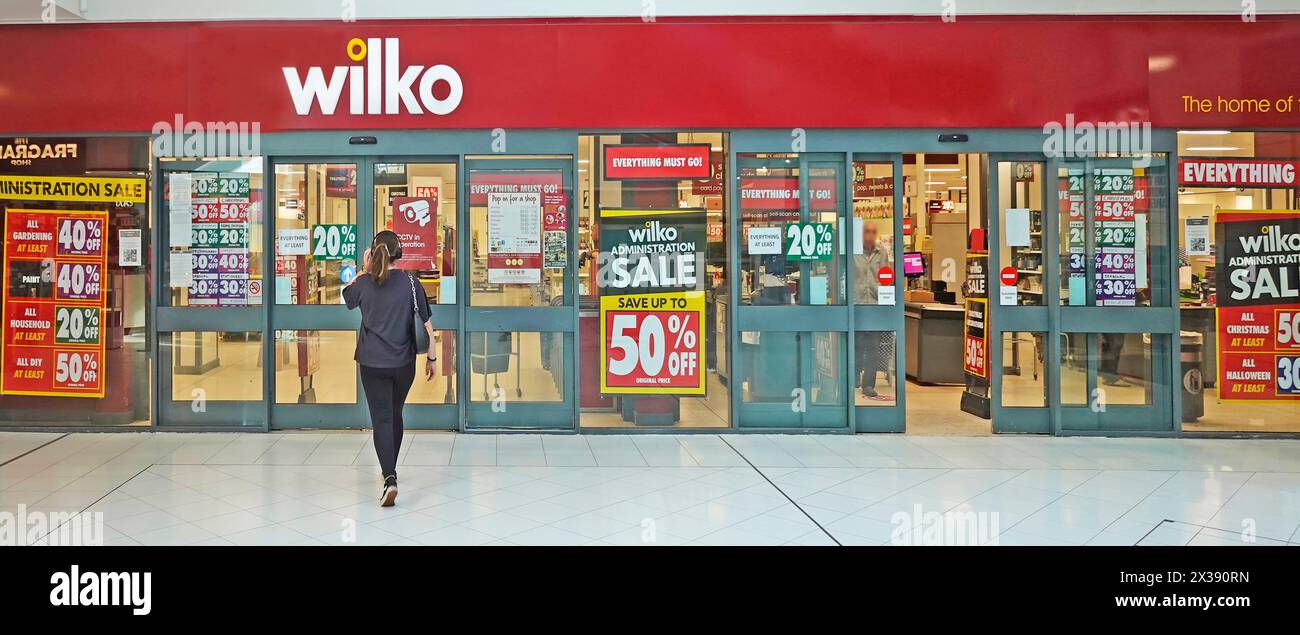 Negozio Wilko esterno poster delle vendite amministrative confermano la chiusura del negozio Wilkinson che offre sconti per lo stock chiaro Brentwood Essex Inghilterra Regno Unito Foto Stock