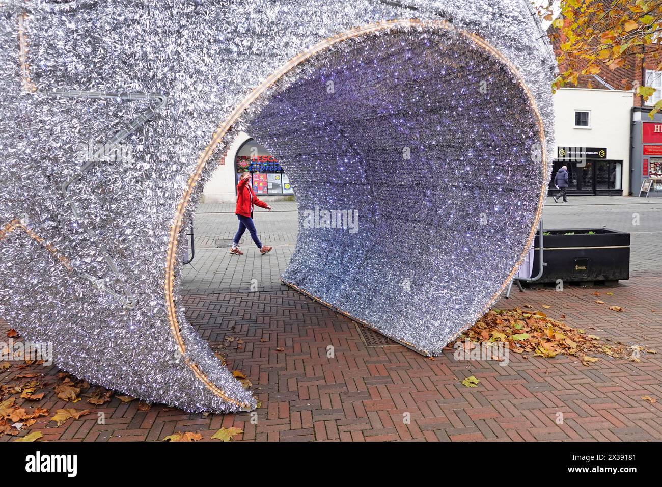 Decorazioni natalizie negli interni di Brentwood High Street con illuminazione blu e argento, possibilità di scattare foto di famiglia nell'arco a tunnel per posare nell'Essex, Inghilterra, Regno Unito Foto Stock