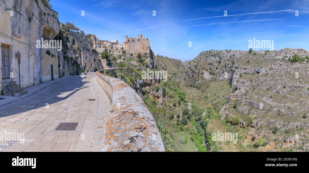 Skyline dei Sassi di Matera da via Madonna della Virtù, Italia: Veduta della riserva naturale della Murgia Materana e delle Chiese delle Grotte. Foto Stock