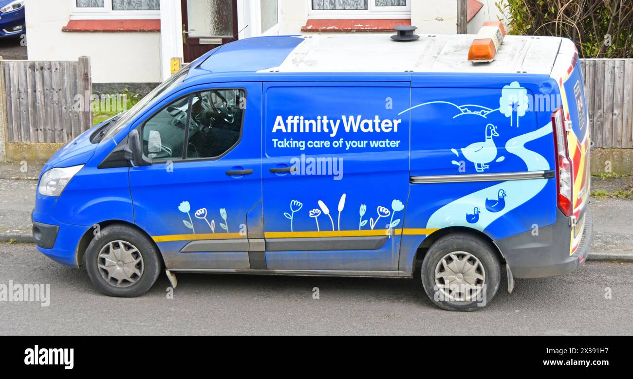 Inaffinity Water Engineers Blue van che si occupa dell'approvvigionamento idrico dei clienti parcheggiato in una zona residenziale con vista laterale sulla strada fuori dall'hotel in Essex, Inghilterra, Regno Unito Foto Stock