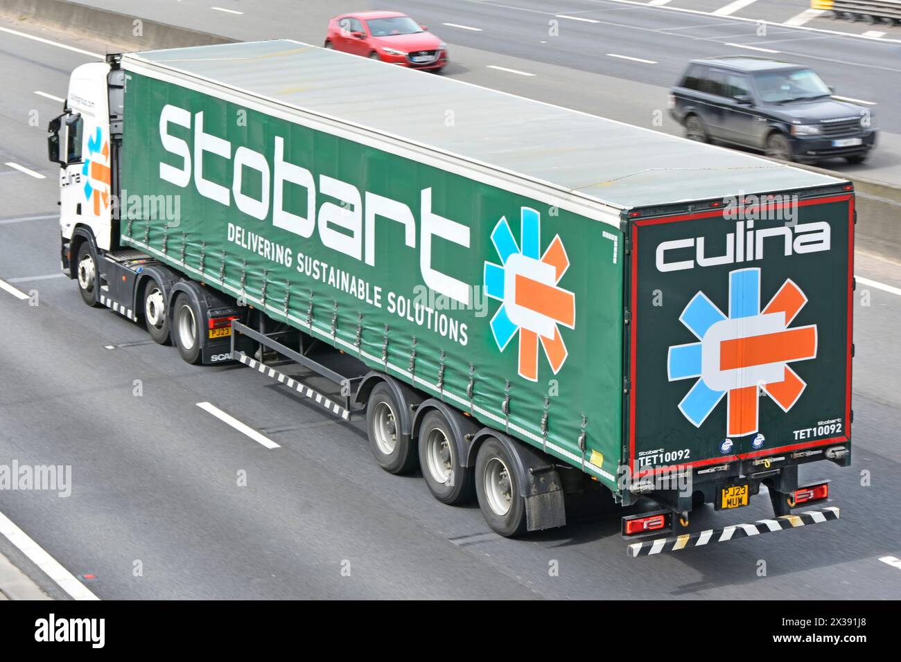 Culina Group hgv Truck & logo sull'acquisizione di rimorchi a tendina dell'attività Eddie Stobart ora sotto la società madre del gruppo Müller sull'autostrada M25 nel Regno Unito Foto Stock