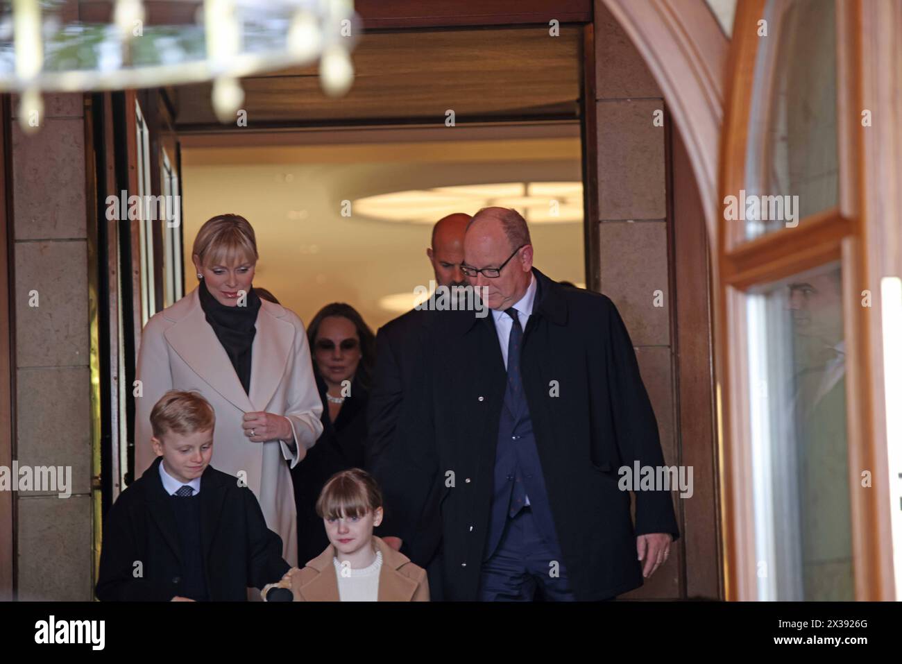 Fürst Alberto II Von Monaco, mit Fürstin Charlene und den Zwillingen Prinz Jasques und Prinzessin Gabriella. Die Fürstenfamilie von Monaco verlässt am Nachmittag das Hotel Vier Jahreszeiten ad Amburgo. Auf dem Weg zum Miniatur Wunderland ad Amburgo. Hamburg, der 25.04.2024 Die Fürstenfamilie von Monaco verlässt am Nachmittag das Hotel Vier Jahreszeiten in Hamburg, Hamburg Deutschland Hotel Vier Jahreszeiten *** Principe Alberto II di Monaco, con la principessa Charlene e i gemelli il principe Jasques e la principessa Gabriella la famiglia principesca di Monaco lascia l'Hotel Vier Jahreszeiten ad Hambur Foto Stock