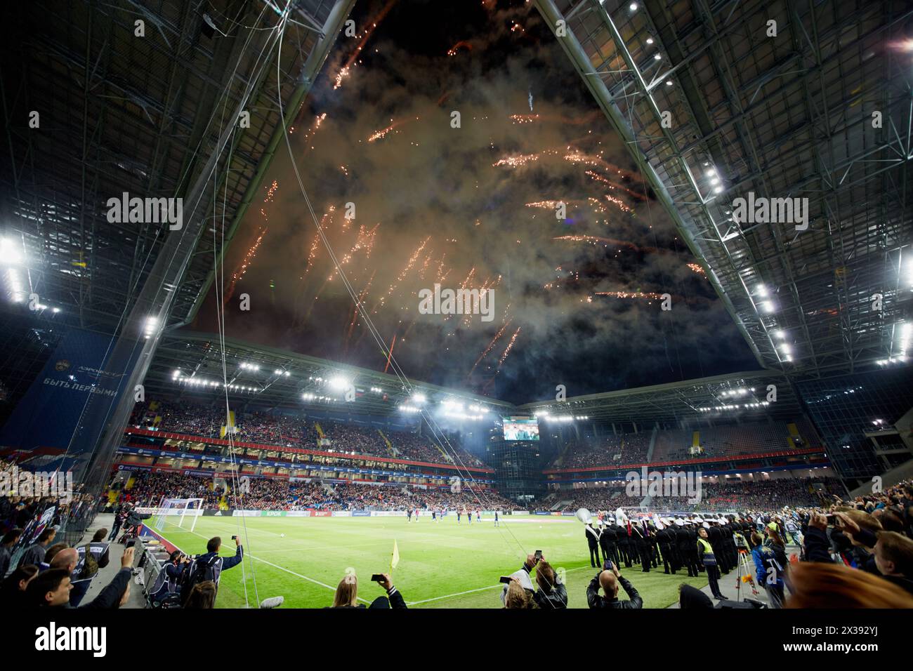 MOSCA, RUSSIA - 9 settembre 2016: Fuochi d'artificio all'apertura del nuovo complesso sportivo CSKA Arena durante la partita tra CSKA e le squadre di calcio Terek. Foto Stock