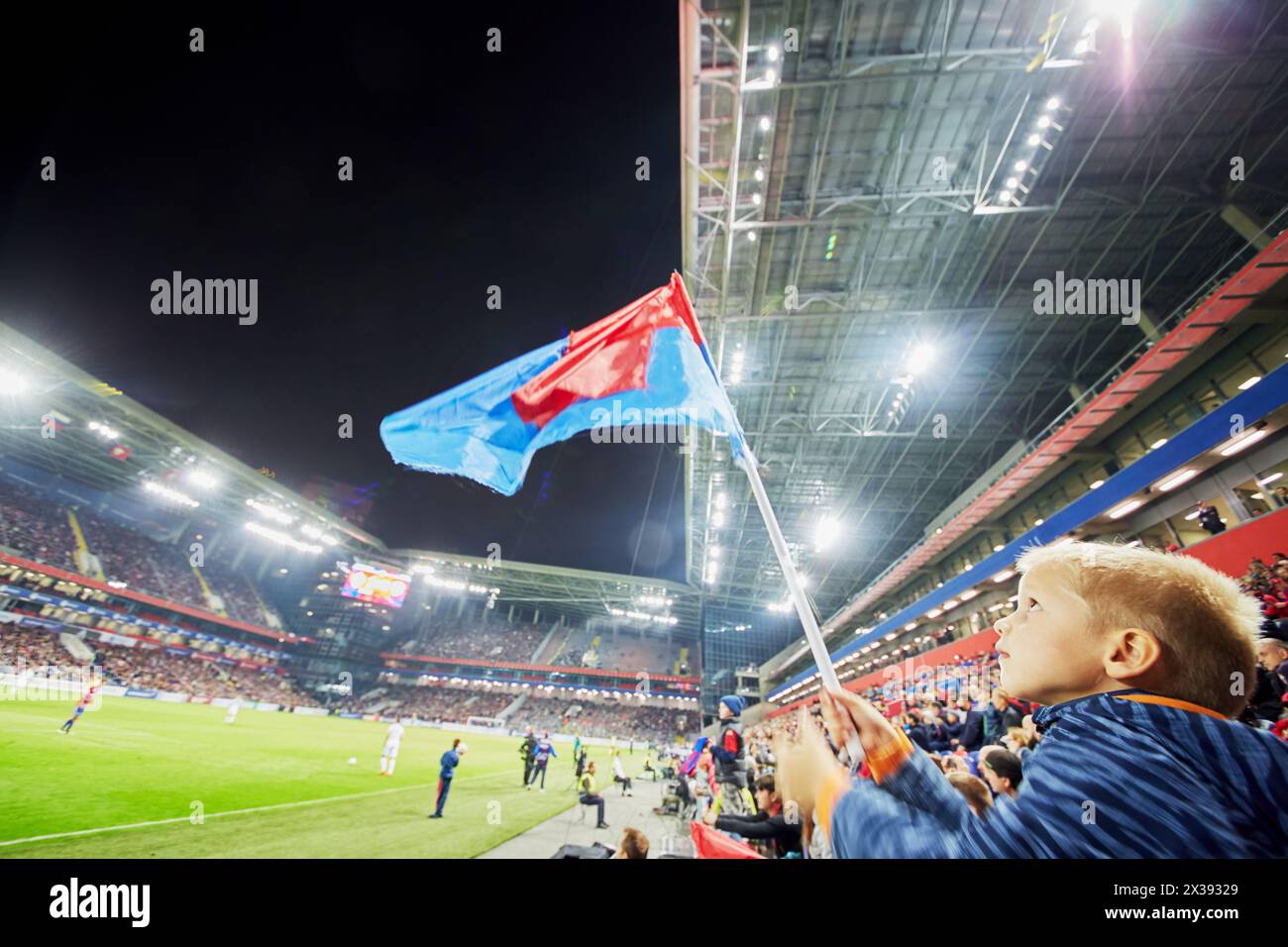 MOSCA, RUSSIA - 9 settembre 2016: Piccolo tifoso (con rilascio del modello) con bandiera rossa e blu nel nuovo stadio del complesso sportivo CSKA Arena durante la partita tra CSK Foto Stock