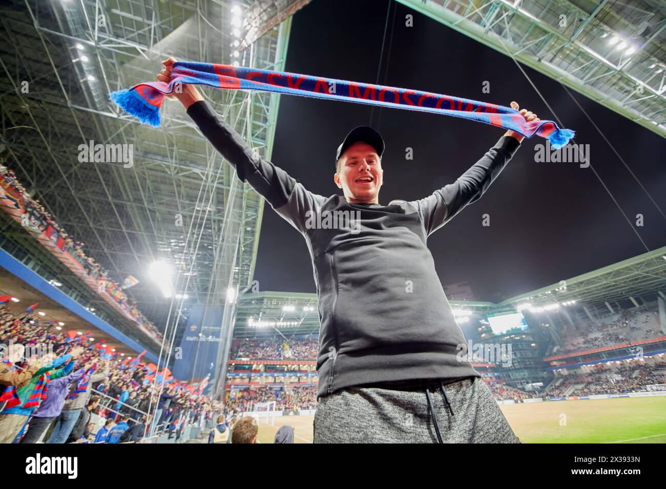 MOSCA, RUSSIA - 9 settembre 2016: Tifoso (con rilascio del modello) con sciarpa rossa e blu con iscrizione CSKA MOSKOW presso il nuovo stadio del complesso sportivo CSKA Arena Foto Stock