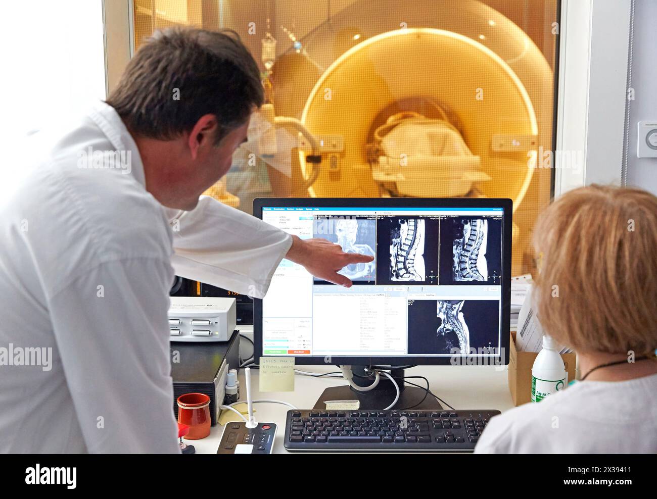 MRI scan, NMR (Nuclear Magnetic Resonance), imaging medico per diagnosi, ospedale Donostia, San Sebastian, Gipuzkoa, Paesi Baschi, Spagna Foto Stock