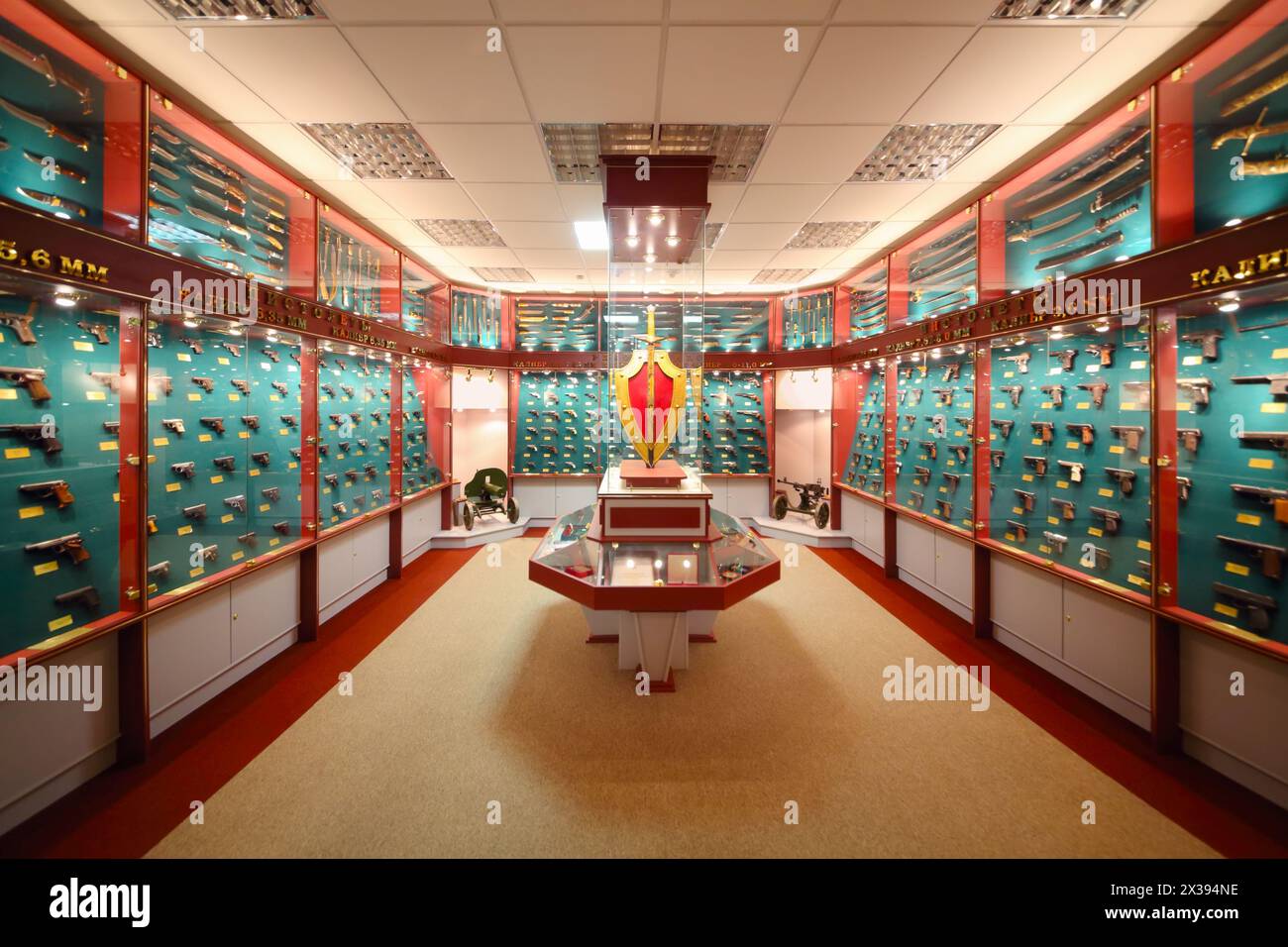 MOSCA - 22 settembre 2016: Museo delle armi a Petrovka, 38, Dipartimento principale del Ministero degli affari interni di Mosca Foto Stock