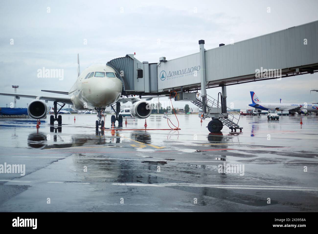 MOSCA - 20 giugno 2016: Aeromobili durante l'imbarco all'aeroporto di Domodedovo, la rete di rotte aeroportuali copre più di 189 destinazioni Foto Stock