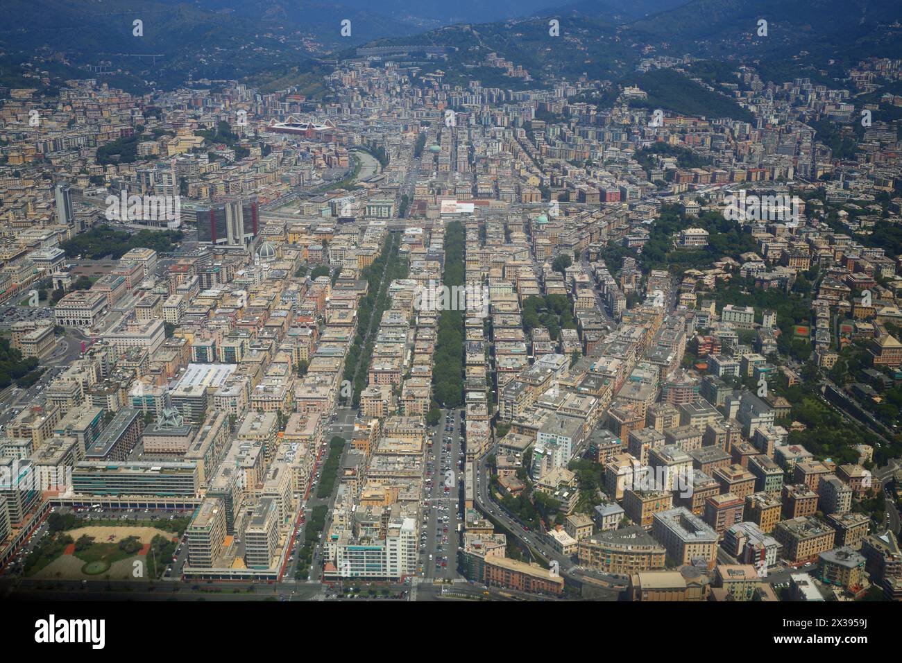 Panorama della città di Genova, Italia nelle giornate di sole d'estate, vista aerea Foto Stock