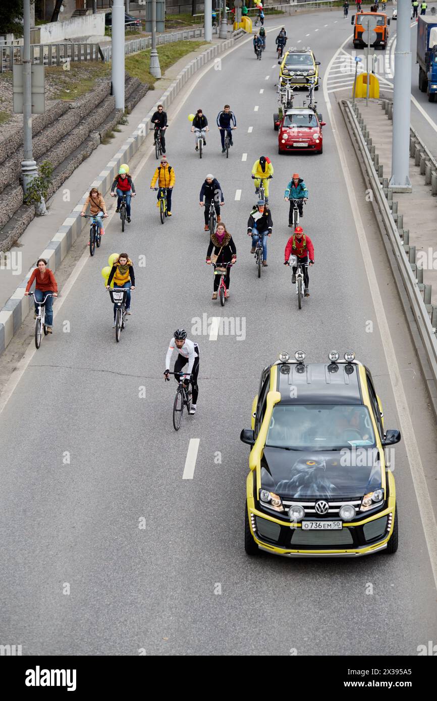 MOSCA, RUSSIA - 24 ottobre 2016: Partecipanti alla sfilata in bicicletta in via Mosca. L'azione è programmata per la giornata mondiale senza un'auto. Foto Stock