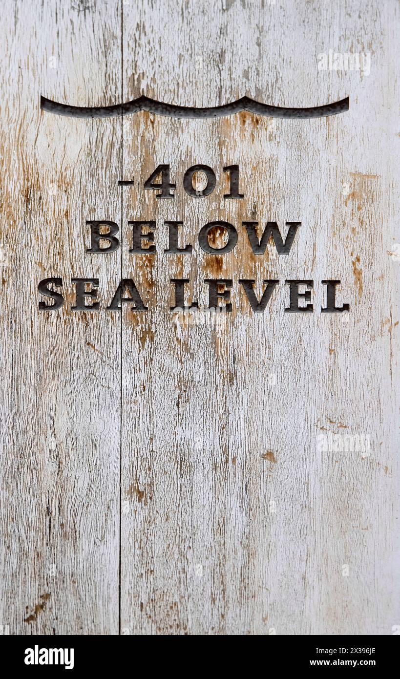 il segno per il mare morto è il punto più basso sulla terra, a 400 metri sotto il livello del mare in giordania Foto Stock