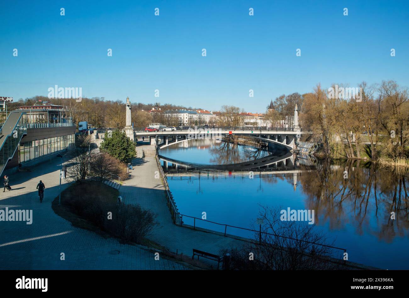 Tartu, Tartu County, Estonia- 21APR2024-Tartu Rahu o Tartu Peace bridge sul fiume Emajõgi. Foto Stock