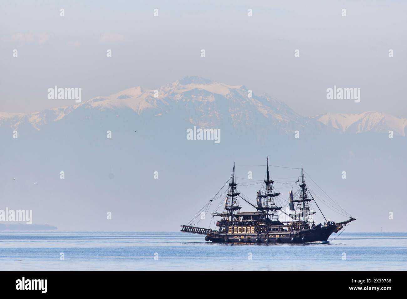 Salonicco, città greca della Macedonia nel nord della Grecia nave pirata, gite turistiche gratuite se si beve con il Monte Olimpo Foto Stock