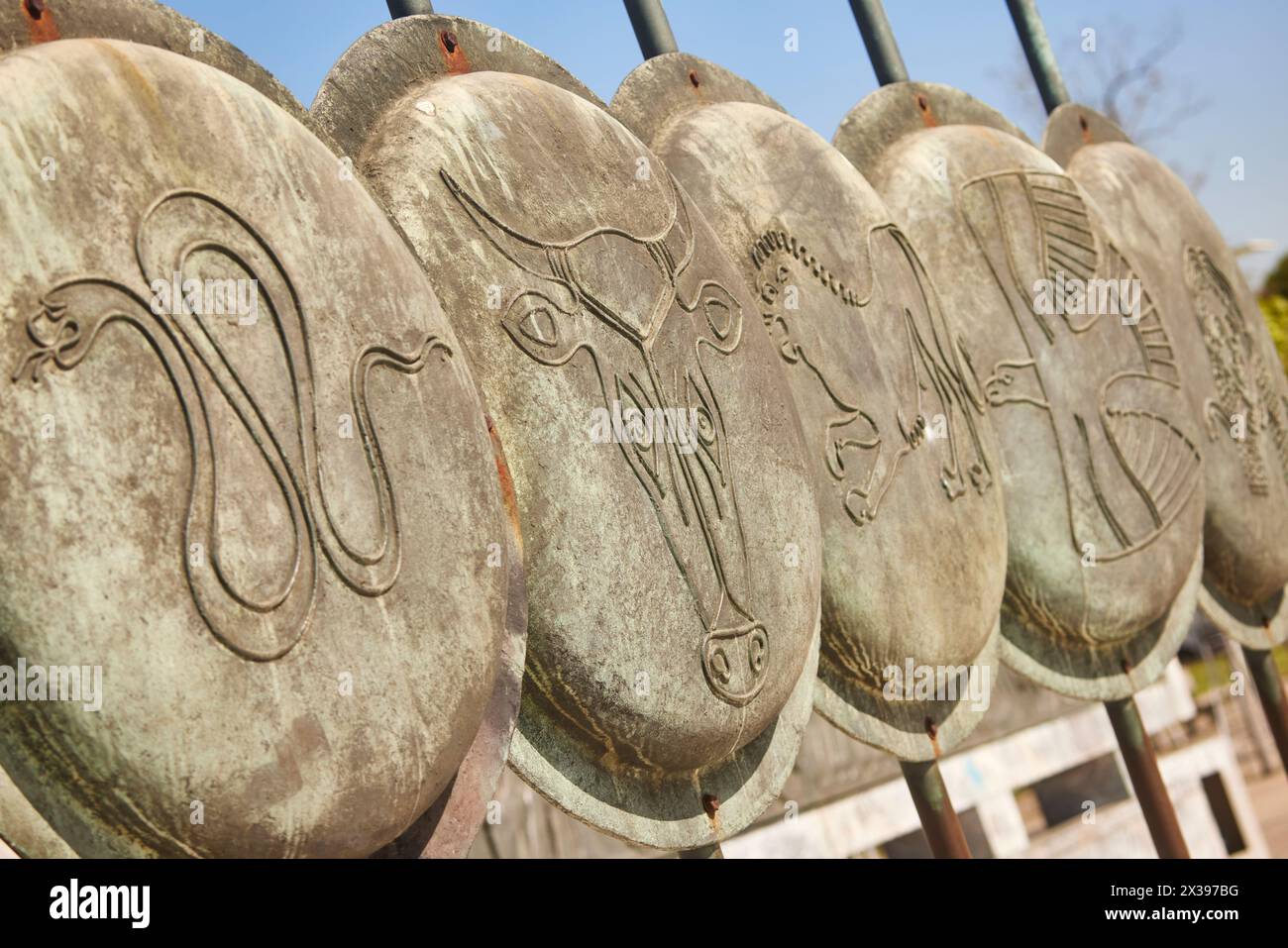 Salonicco, regione greca della Macedonia, nel nord della Grecia, lungomare di Alessandro Magno, dettaglio scudo della statua Foto Stock