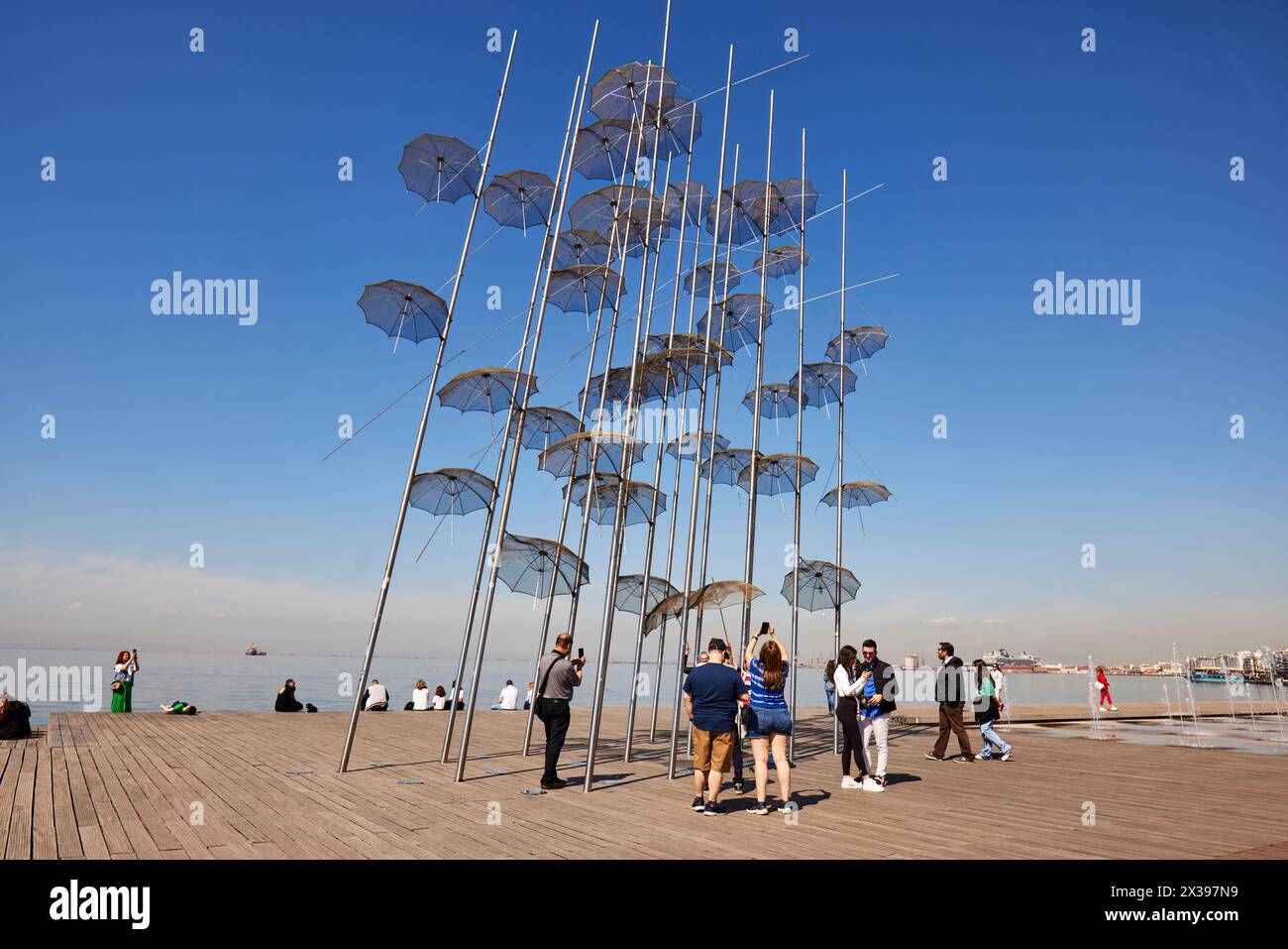 Salonicco, città greca della Macedonia, nel nord della Grecia, lungomare, la scultura degli ombrelli di Zongolopoulos Foto Stock