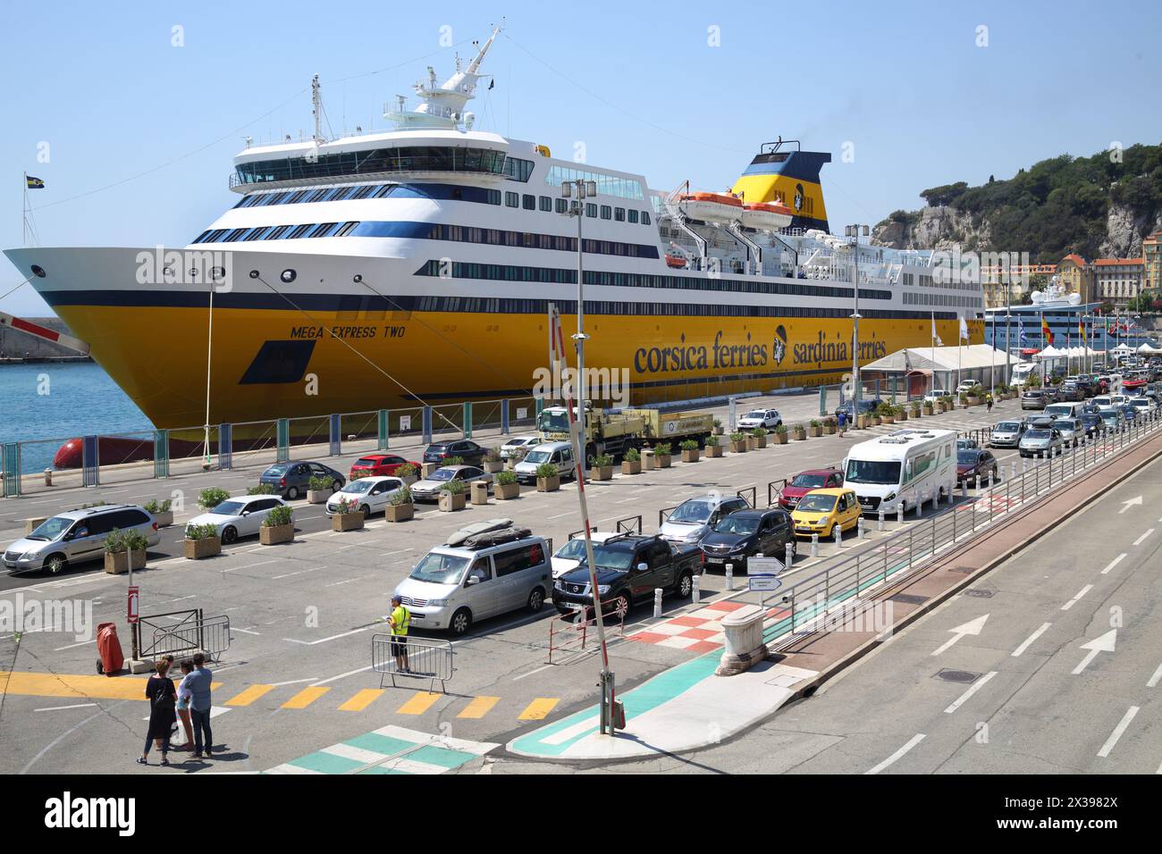 NIZZA, FRANCIA - 26 giugno 2016: Yacht da diporto Corsica Ferries nel porto della città. In 40 anni Corsica Ferries è diventata la principale compagnia di traghetti privati per viaggi Foto Stock