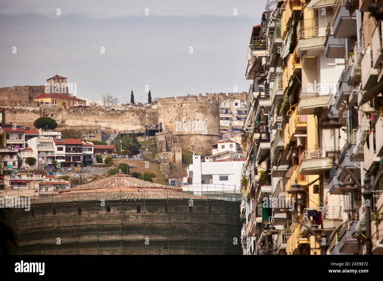 Salonicco, città greca della Macedonia nel nord della Grecia Trigoniou (catena) Torre e in primo piano Rotonda Foto Stock