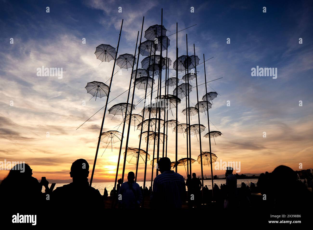 Salonicco, città greca della Macedonia, nel nord della Grecia, passeggiata sul lungomare al tramonto degli ombrelli Scultura di Zongolopoulos Foto Stock