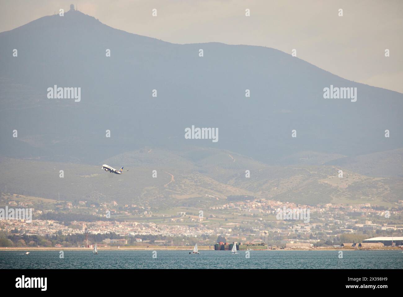 Salonicco, regione greca della Macedonia nella Grecia settentrionale catena montuosa di Hortiatis dalla zona di Peraia con decollo dell'aereo Foto Stock