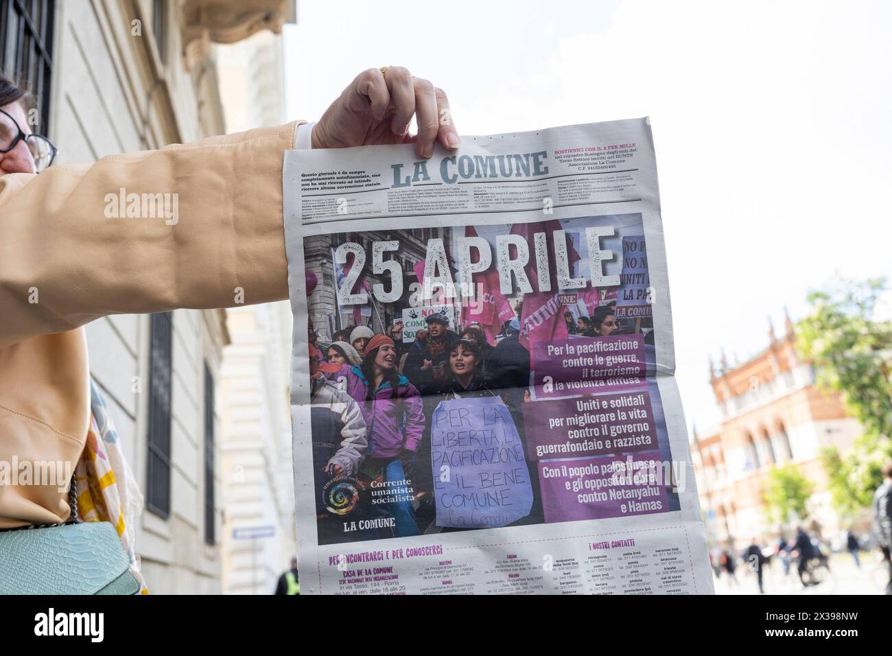 Milano, Italia. 25 aprile 2024, Un giornale espone la prima pagina durante la manifestazione per celebrare il 81° anniversario della Festa della Liberazione, il 25 aprile 2024 a Milano. Il 25 aprile 1945, i partigiani italiani hanno lanciato una massiccia rivolta contro il regime fascista e l'occupazione nazista, segnando la data del giorno della Liberazione, che onora il punto di svolta critico quando l'Italia ha iniziato la sua liberazione dal controllo fascista e nazista. Foto Stock