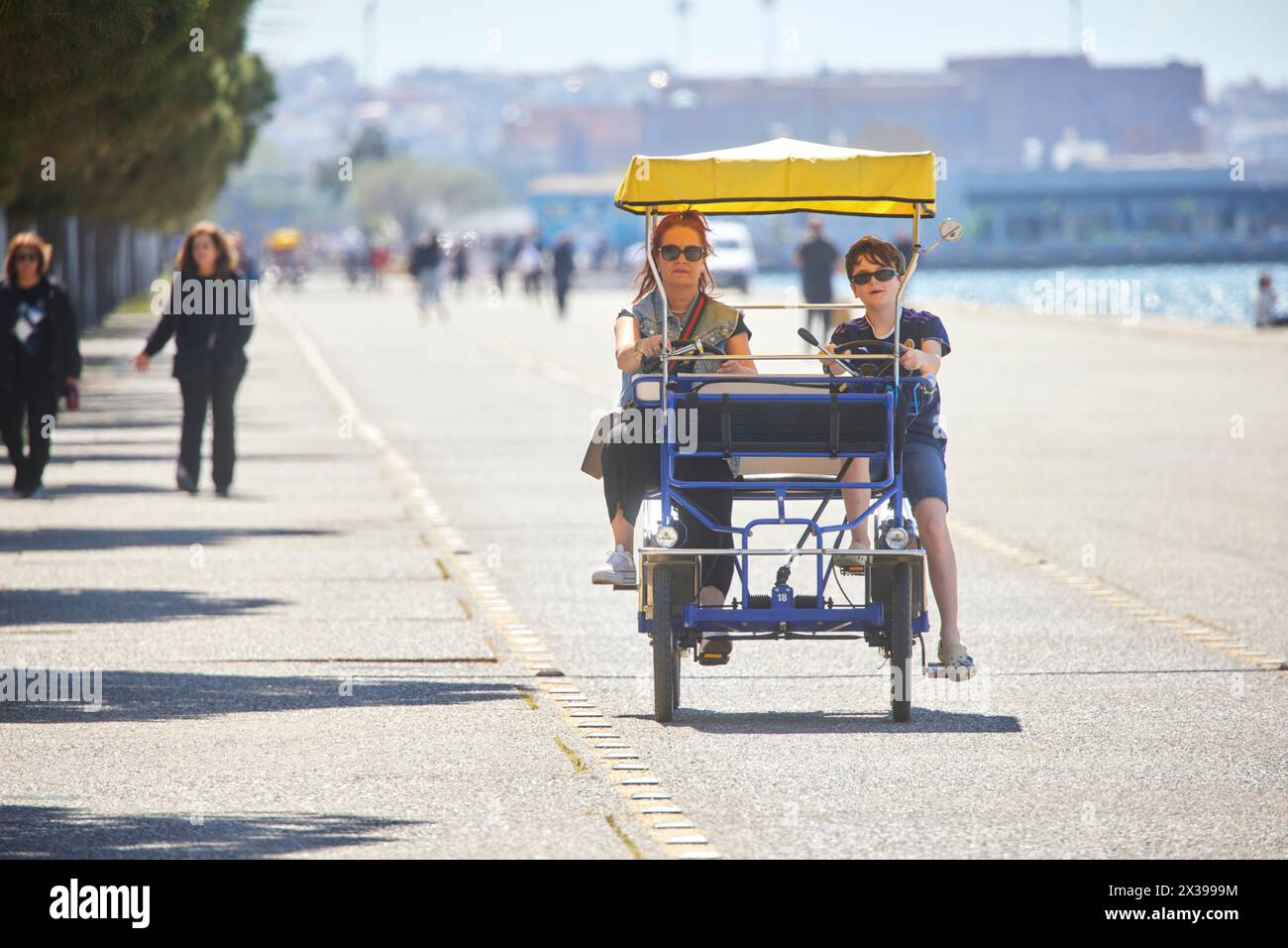 Salonicco, città greca della Macedonia, nel nord della Grecia, percorso ciclabile sul lungomare Foto Stock