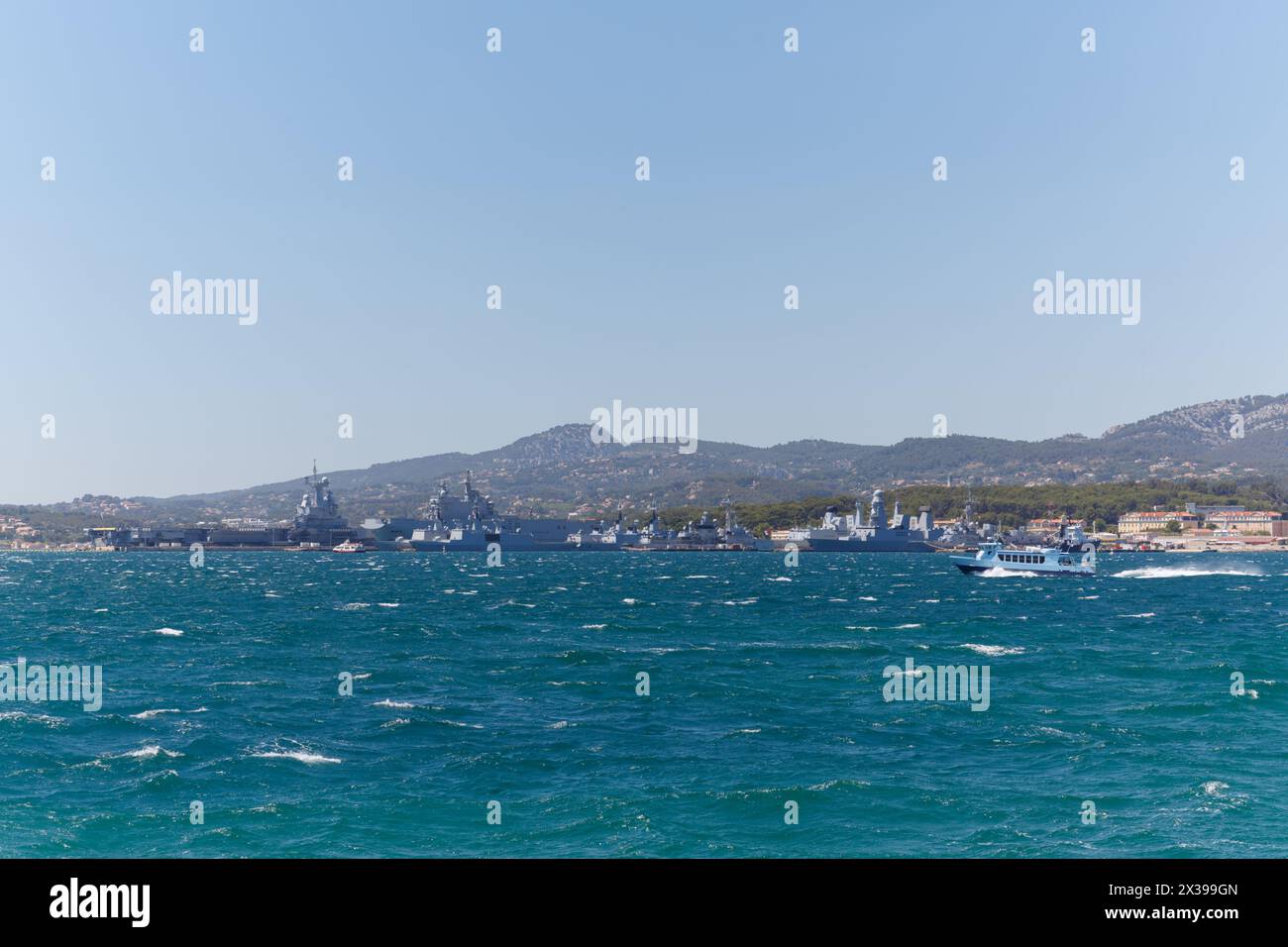 Vista sulla costa mediterranea dal mare, dalle navi da guerra, da Tolone, Francia Foto Stock