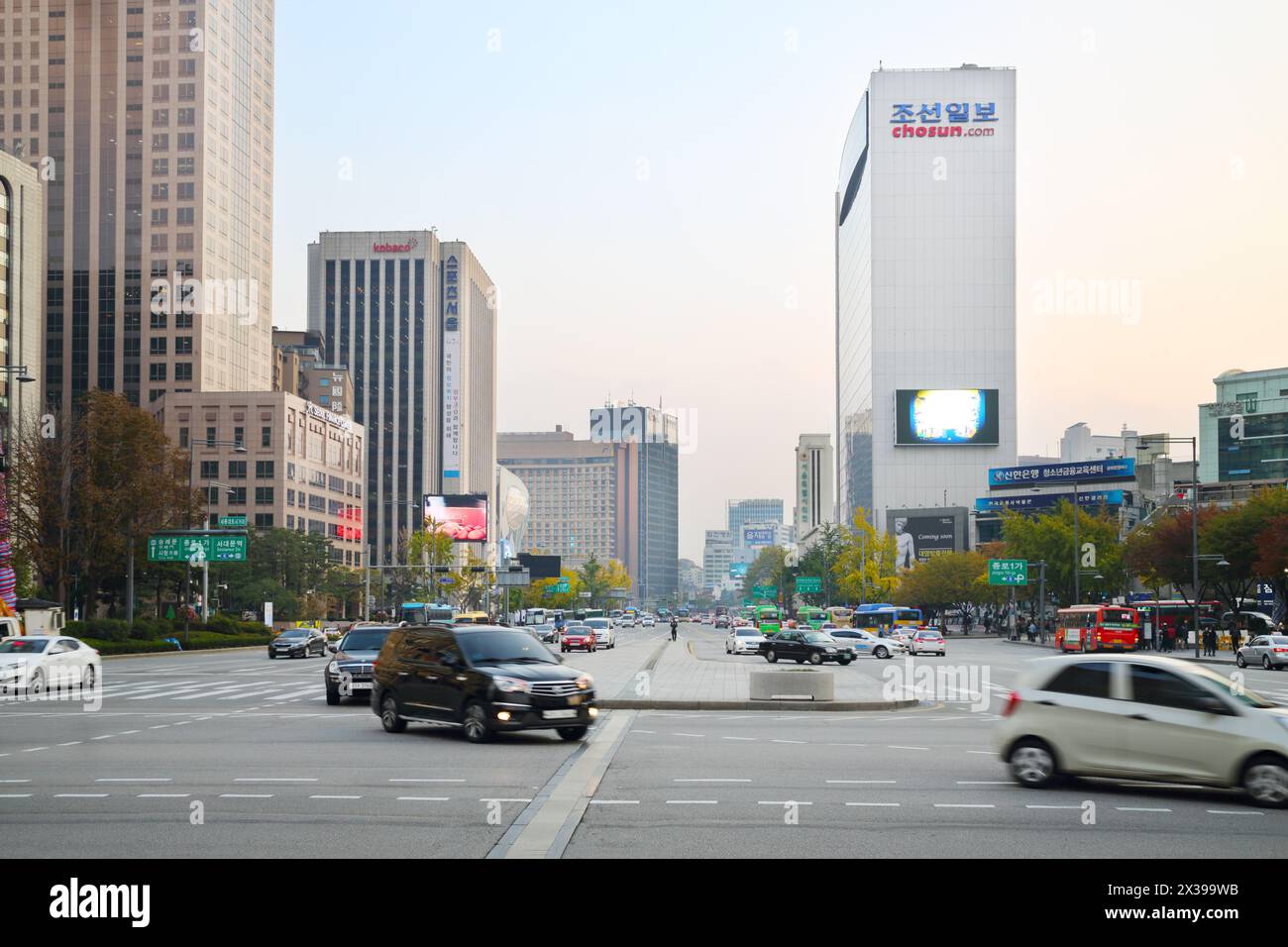SEOUL - 2 novembre 2015: Ampia avenue Sejong con auto, autobus e grattacieli. La Corea del Sud sta implementando segnali stradali per sma dipendente Foto Stock