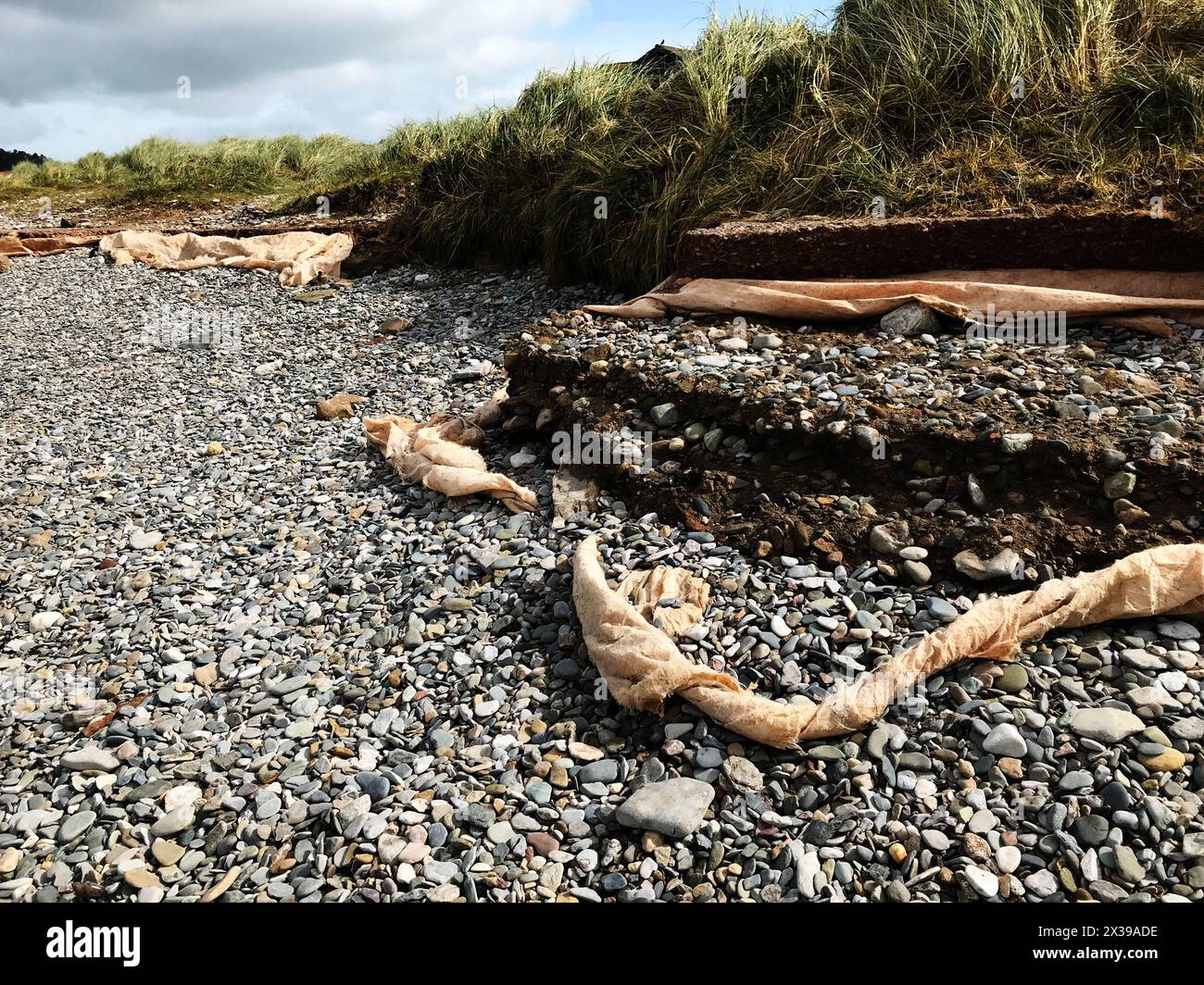 I danni provocati dalla tempesta rivelano la linea di un sentiero sulla spiaggia che un tempo faceva parte del sentiero della costa del Galles, collegando Llandudno West Shore all'erosione costiera di Deganwy Foto Stock