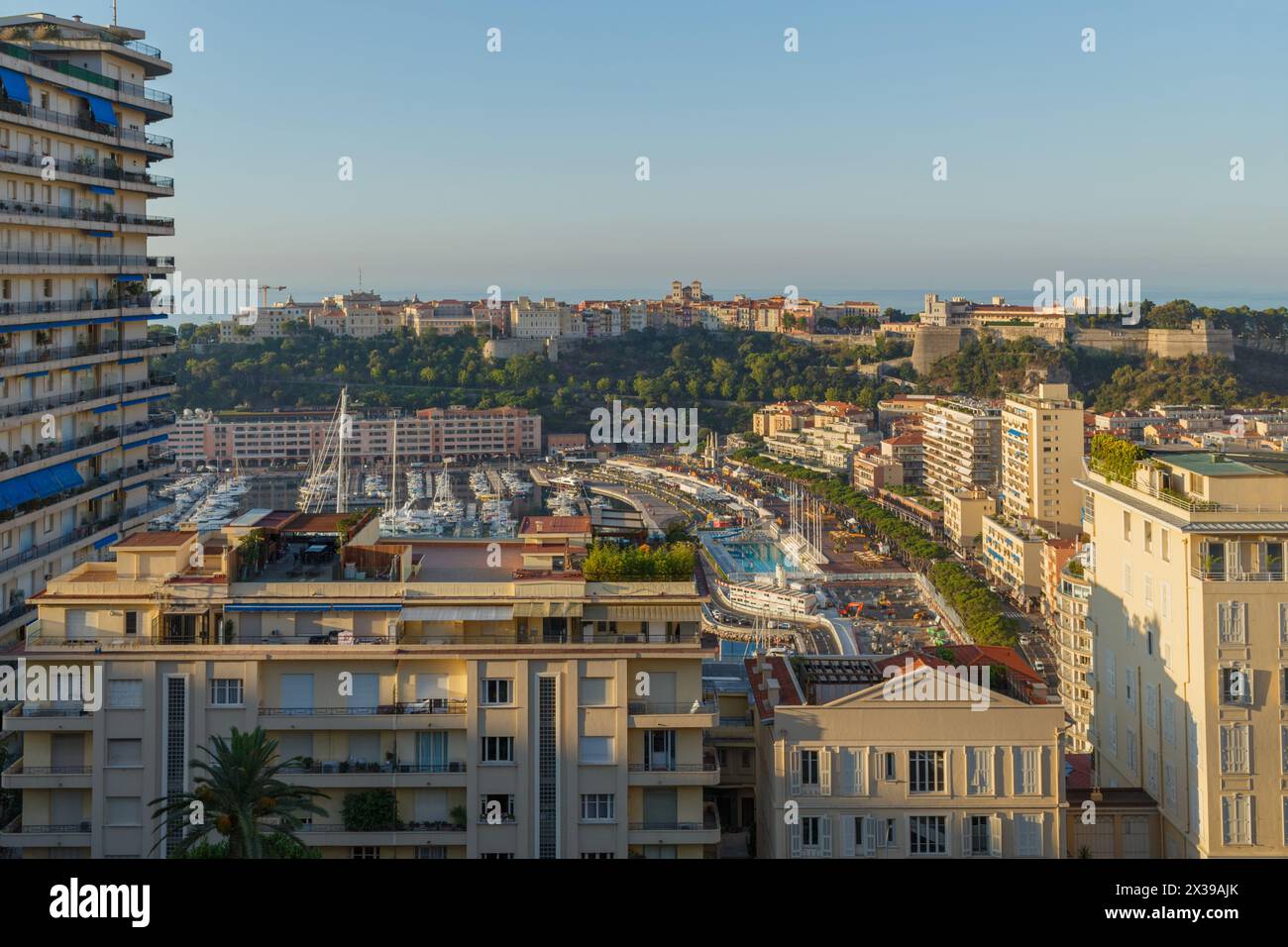 Viste panoramiche della costa mediterranea, della baia e dei quartieri di la Condamine Foto Stock