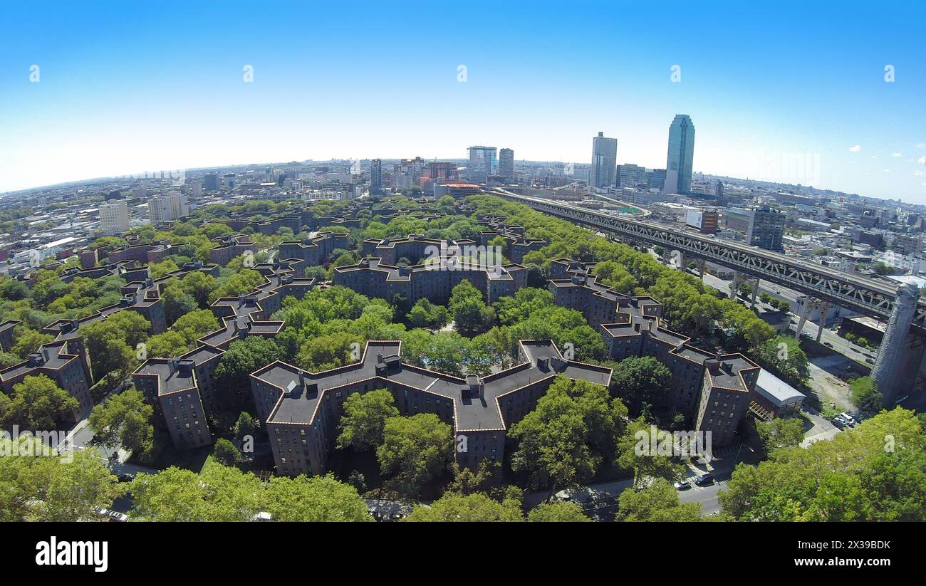 Queensbridge Houses vicino al Queensboro Bridge nelle giornate estive di sole. Vista aerea Foto Stock