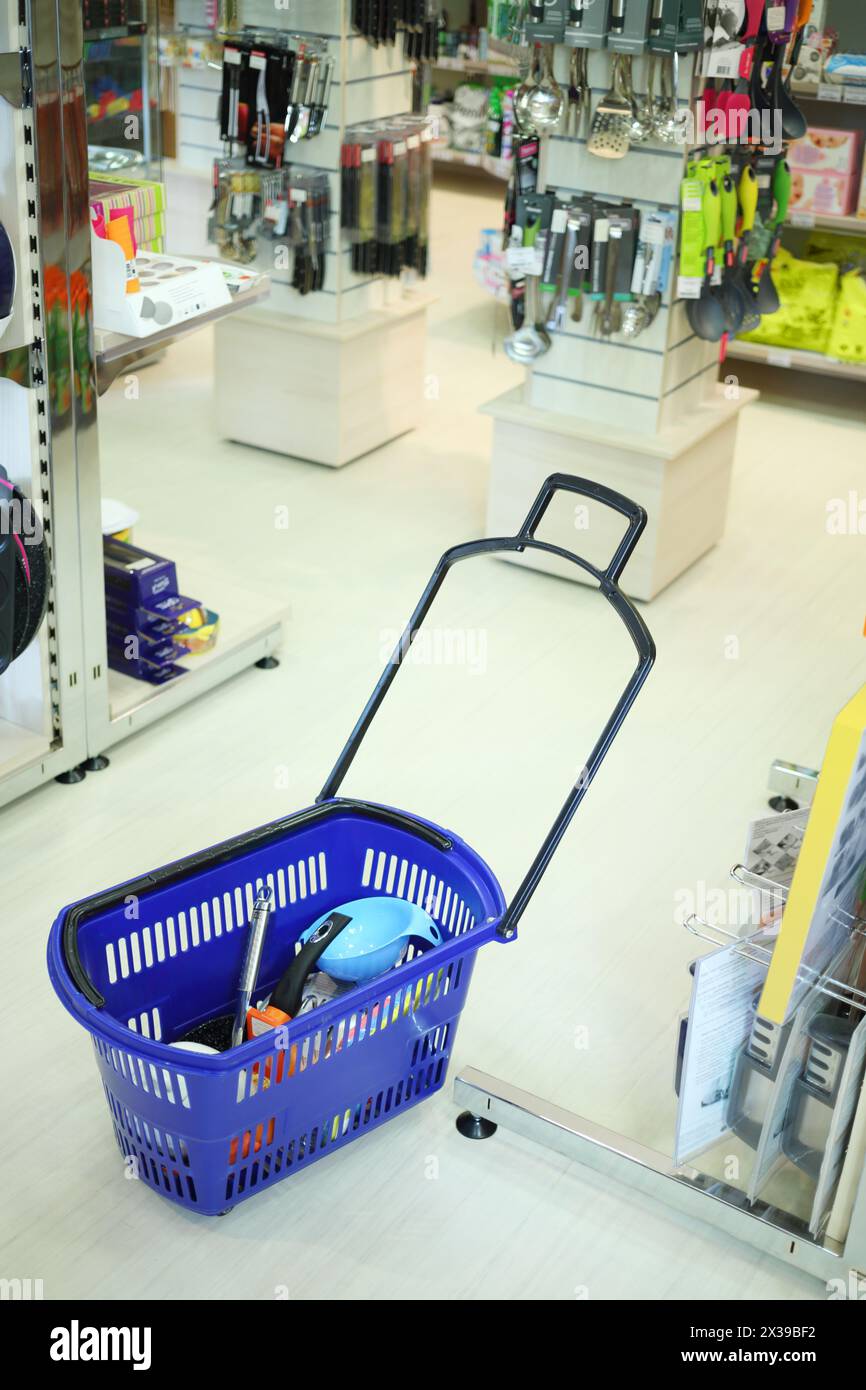 Carrello della spesa in supermercato per la casa con piatti moderni Foto Stock