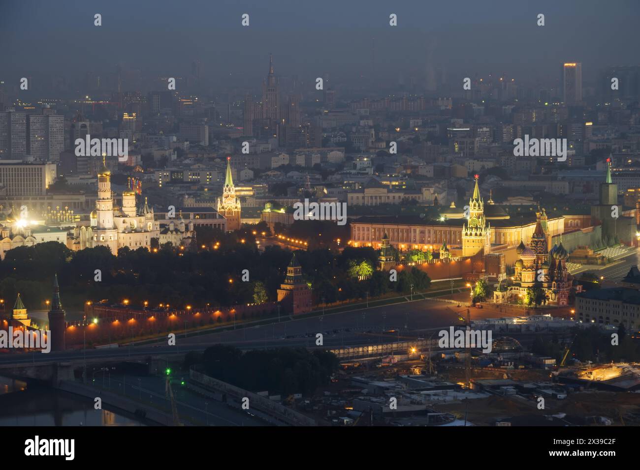 Torri illuminate del Cremlino, in costruzione Parco Zaryadye nel centro di Mosca, Russia di notte Foto Stock