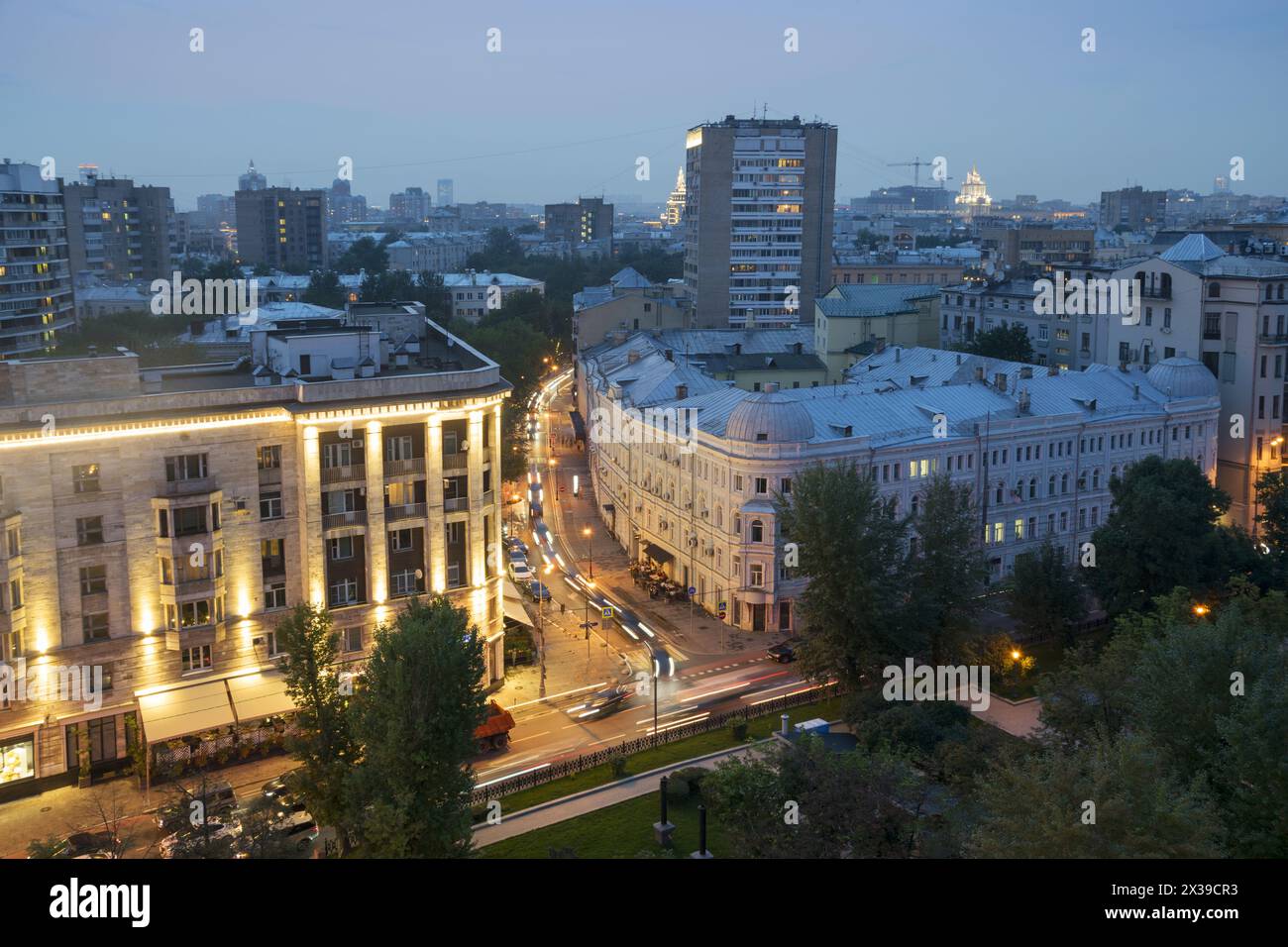 Tverskoy Boulevard con giardino nel centro di Mosca, Russia, durante la notte d'estate Foto Stock