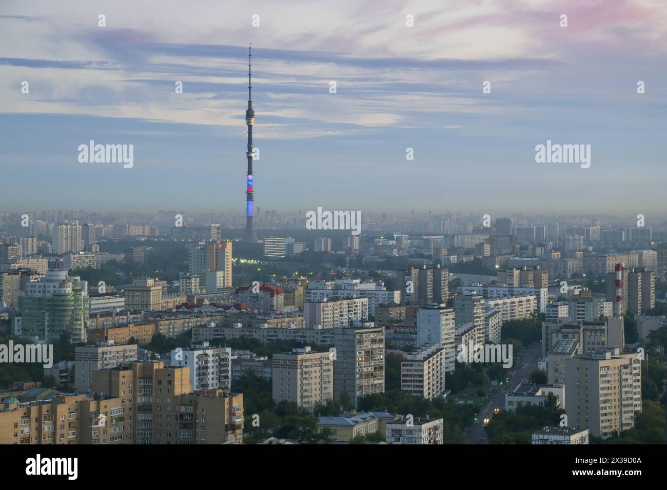Torre della televisione di Ostankino, edifici residenziali al mattino a Mosca, Russia, vista panoramica Foto Stock
