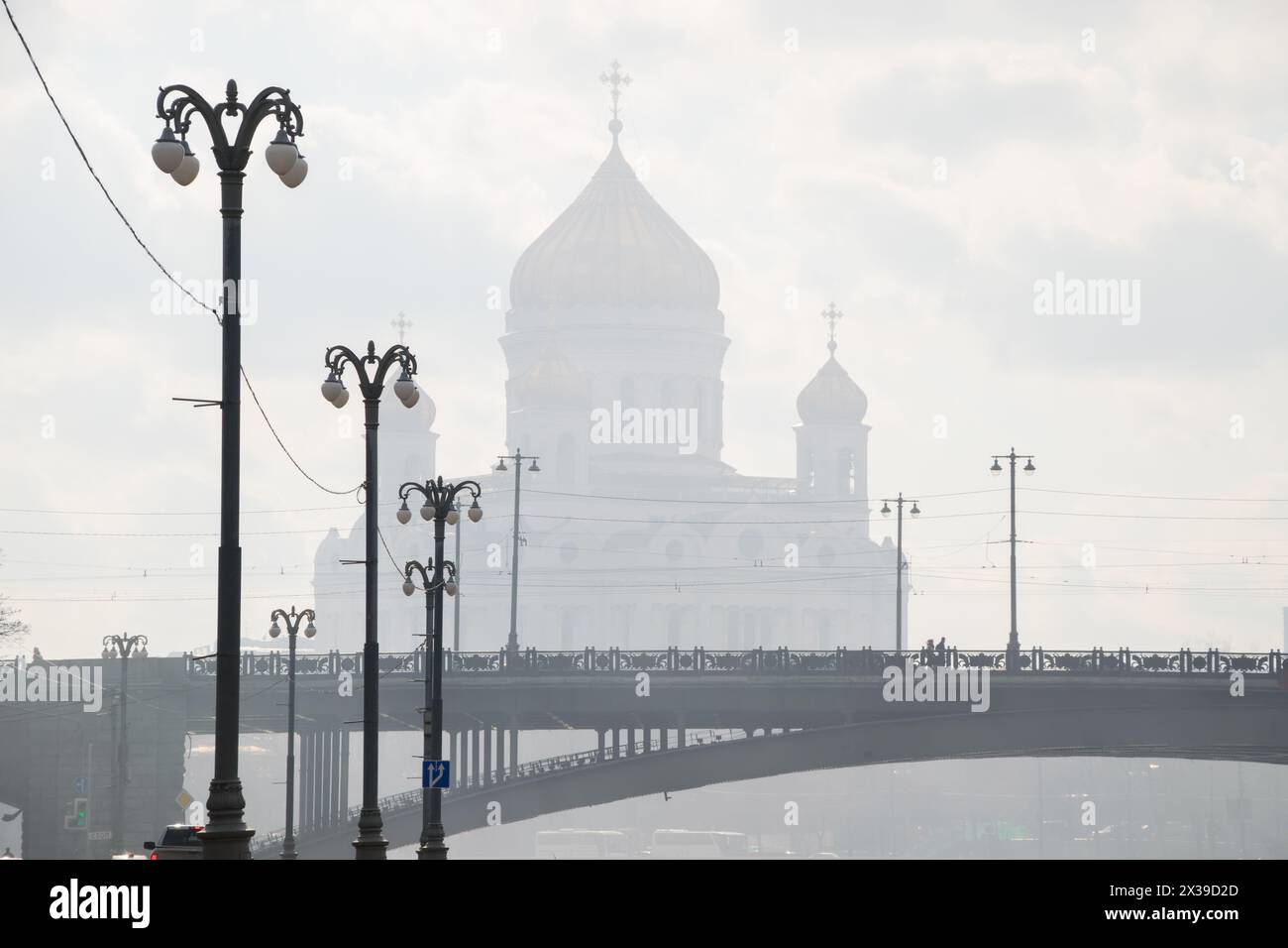 Ponte patriarcale, lanterne, cattedrale di Cristo Salvatore nella nebbia a Mosca, Russia Foto Stock