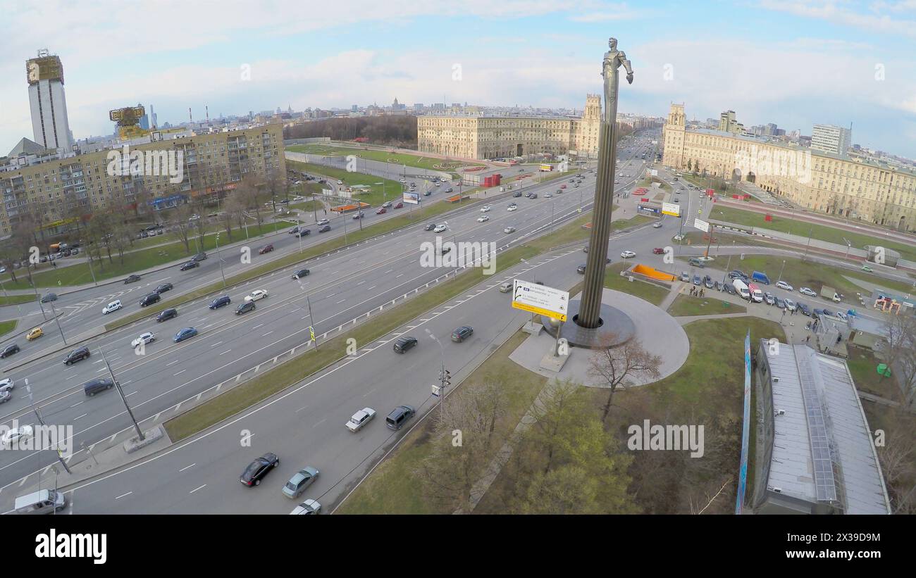 MOSCA - 21 aprile 2015: Monumento del primo uomo nello spazio Yuriy Gagarin vicino alla strada con traffico cittadino in primavera. Cornice video per la visione aerea Foto Stock