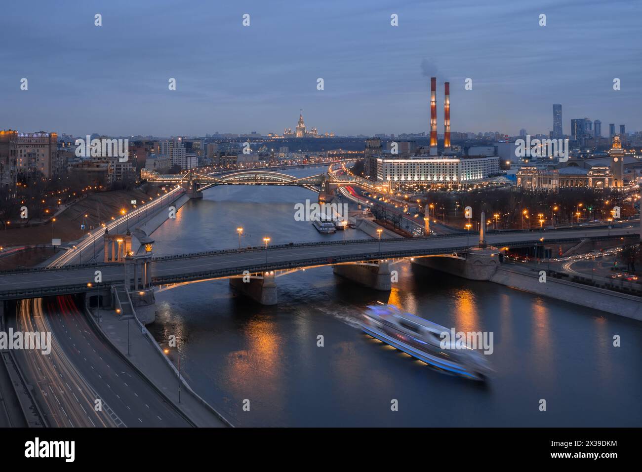 Ponte Borodinskij, fiume, tubi industriali e panorama serale della città di Mosca, Russia Foto Stock