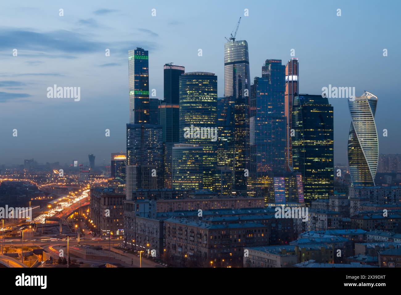 MOSCA - 8 aprile 2016: Futuristico Moscow International Business Center (MIBC) in costruzione di sera. Torre Est del complesso Federazione in altezza Foto Stock