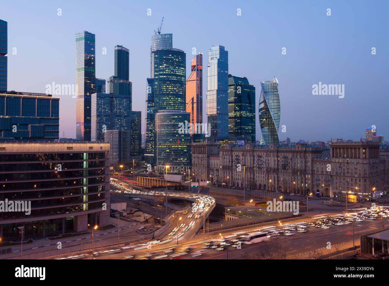 MOSCA - 12 aprile 2016: Moscow International Business Center (MIBC) e autostrada di sera. Torre Est del complesso Federation in altezza 374 m - la piu' alta Foto Stock