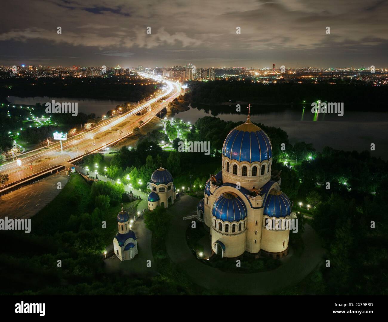 Tempio della Santissima Trinità, autostrada e panorama di Mosocw di notte, Russia Foto Stock