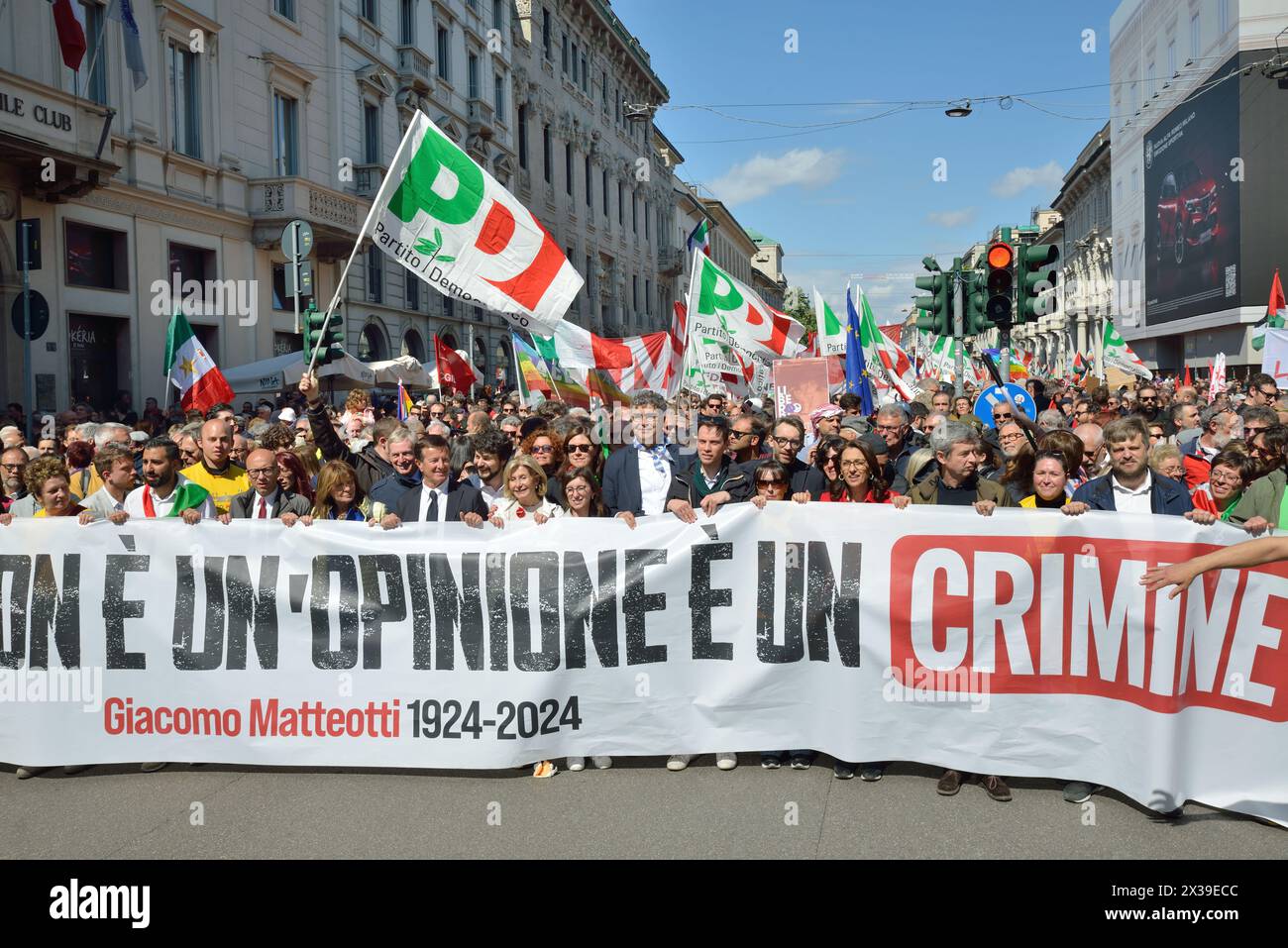 Gruppo del Partito Democratico a Milano, Italia - 25 aprile 2024 Parata italiana della Liberazione nazifascista Foto Stock
