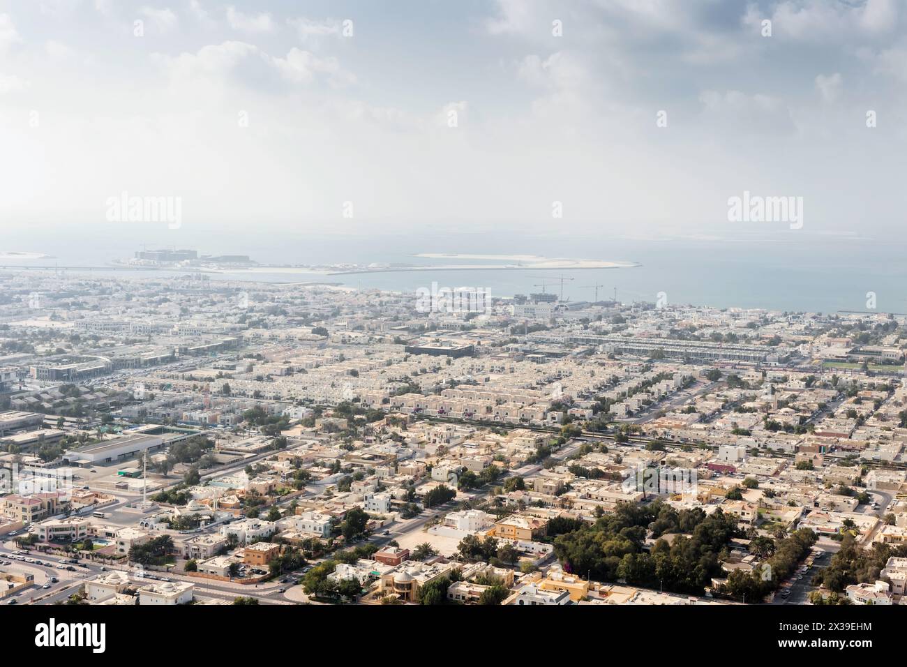 L'area di Jumeirah e l'isola di Jumeirah Bay sono lontane a Dubai, Emirati Arabi Uniti durante la giornata di sole Foto Stock