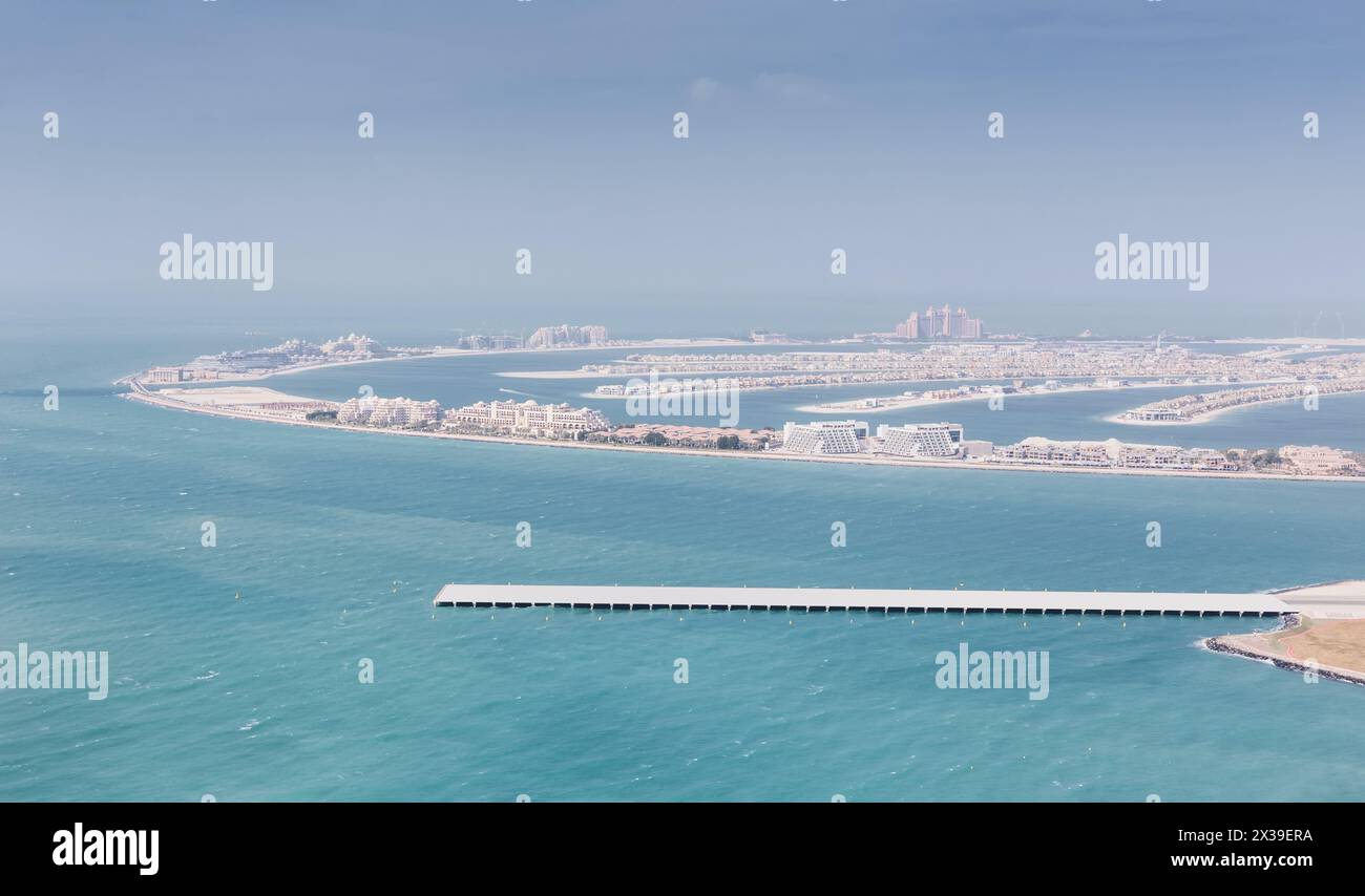 Molo, Palm Jumeirah Island lontano, costa, mare blu a Dubai, Emirati Arabi Uniti in giornata di sole Foto Stock