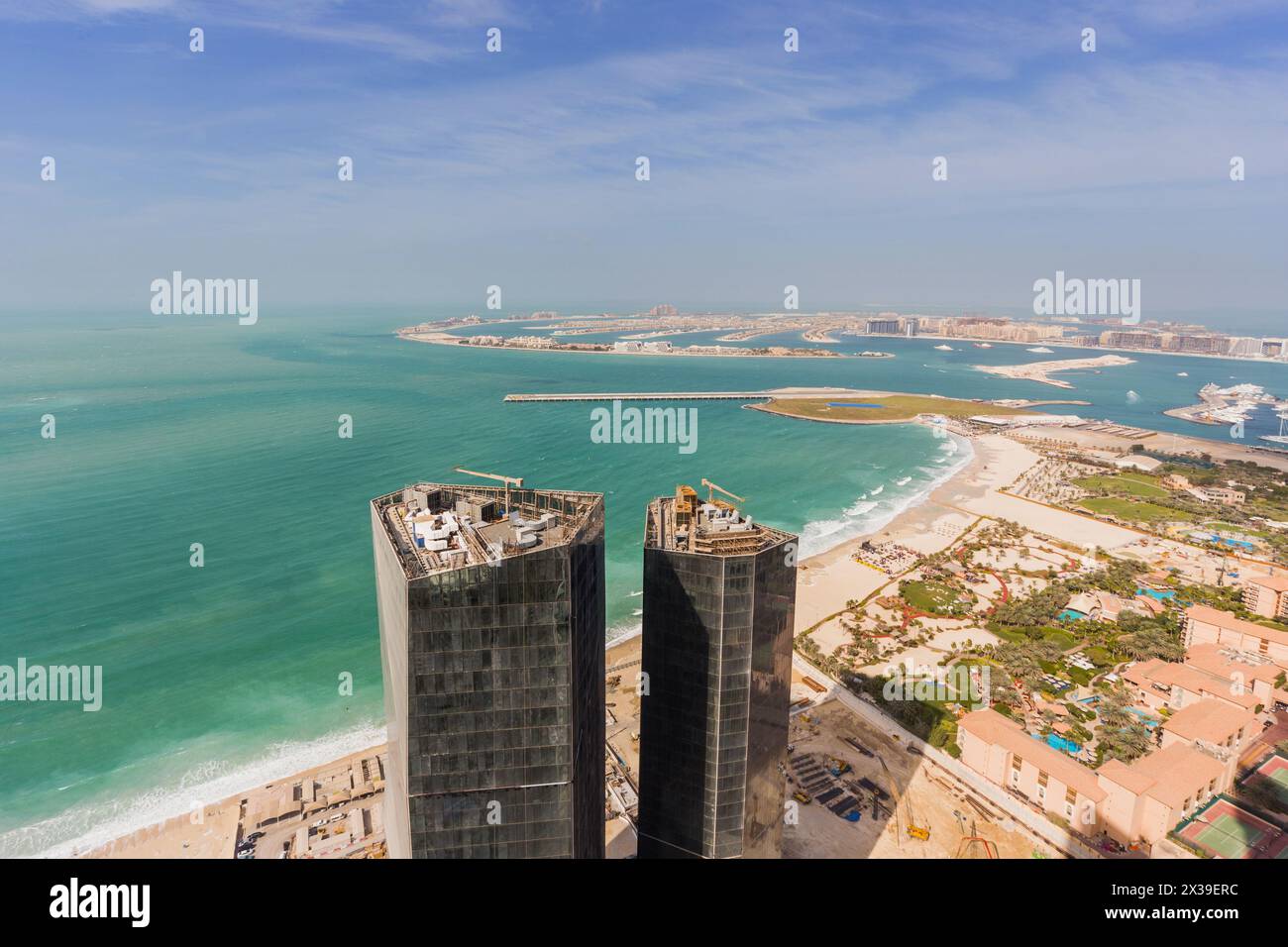 Nuovi alti edifici in costruzione, spiaggia, Palm Jumeirah Island Distant Away, Dubai, Emirati Arabi Uniti Foto Stock