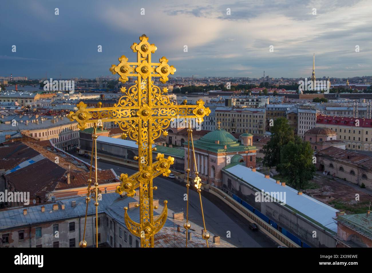 Croce d'oro della Chiesa del nostro Salvatore sul sangue versato (Spas-na-krovi) a San Pietroburgo, Russia Foto Stock